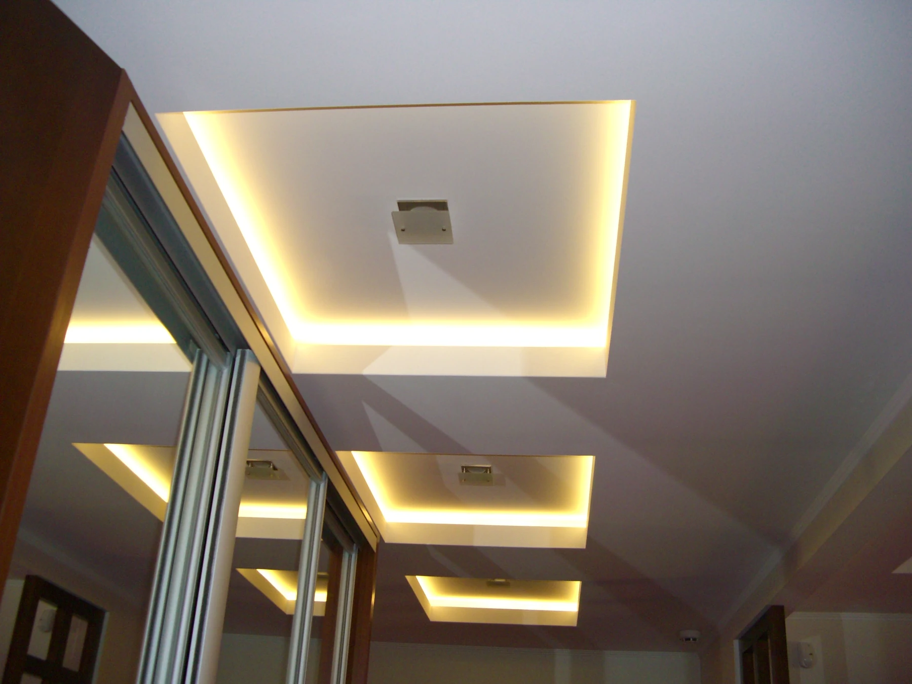 Indirecte plafondverlichting in een afgewerkte woning