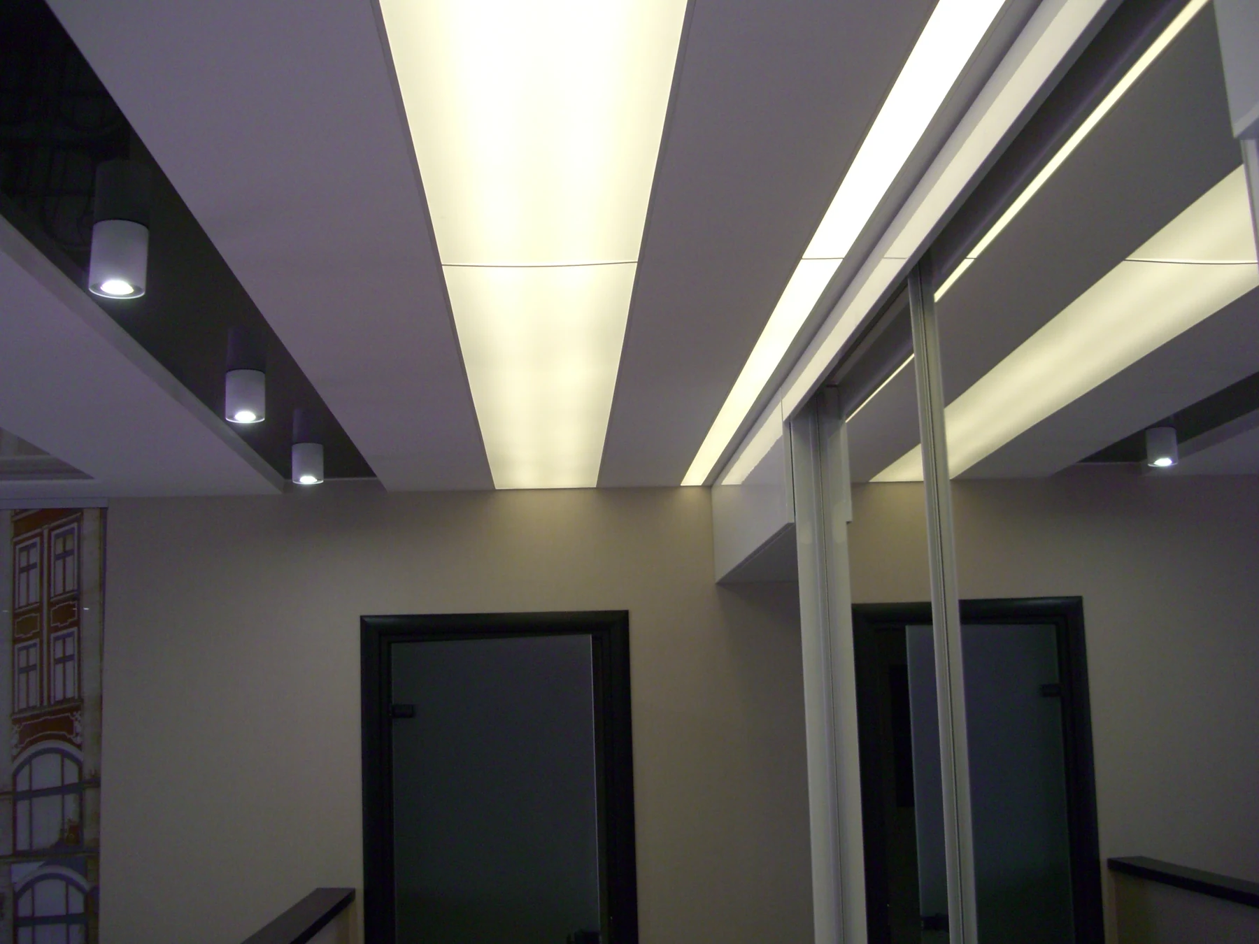 Geïntegreerde lichtlijnen en spots in een afgewerkt plafond