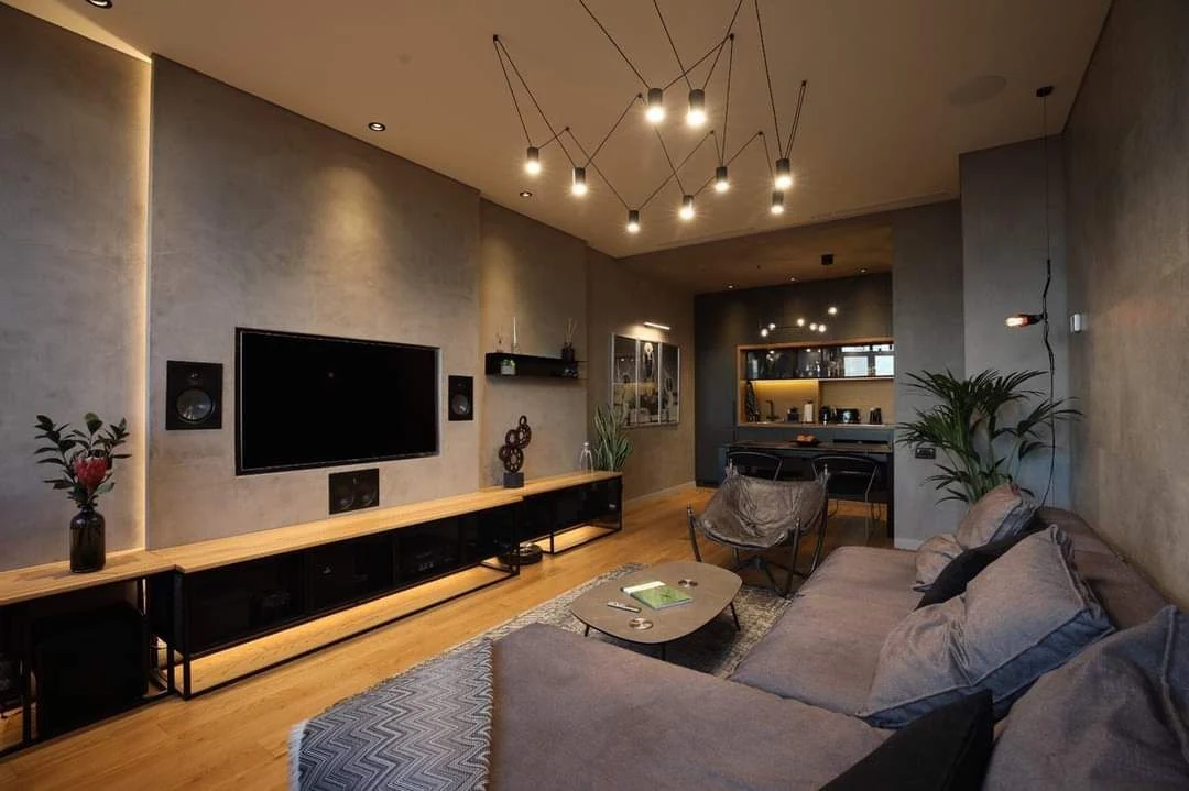 Complete woonruimte met hanglampen, spots en indirecte verlichting
