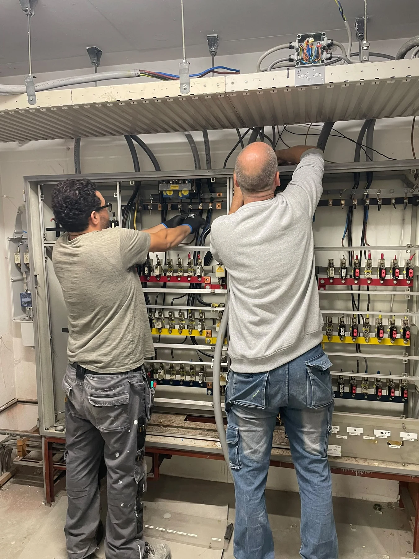 Monteurs aan het werk bij een utiliteitsverdeler