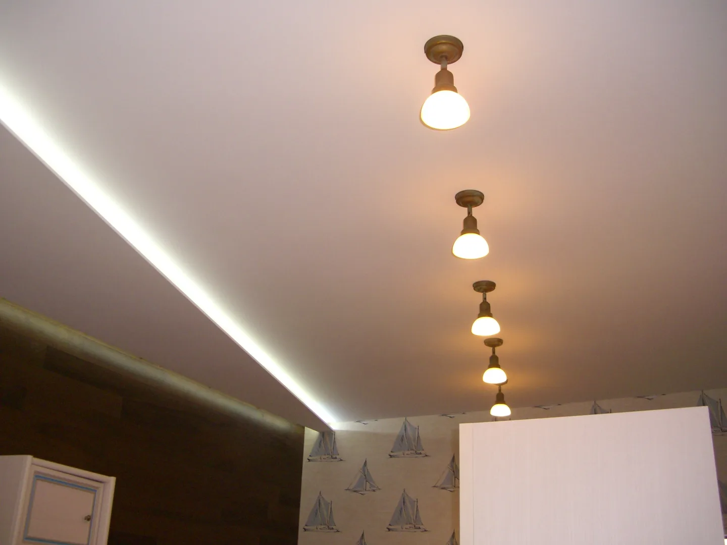 Hanglampen gecombineerd met indirecte verlichting langs het plafond