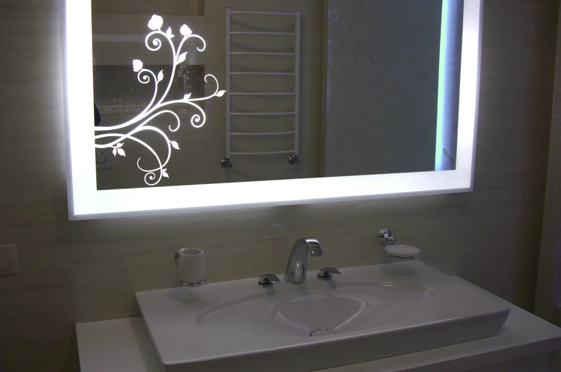 LED-verlichting bij een badkamerspiegel