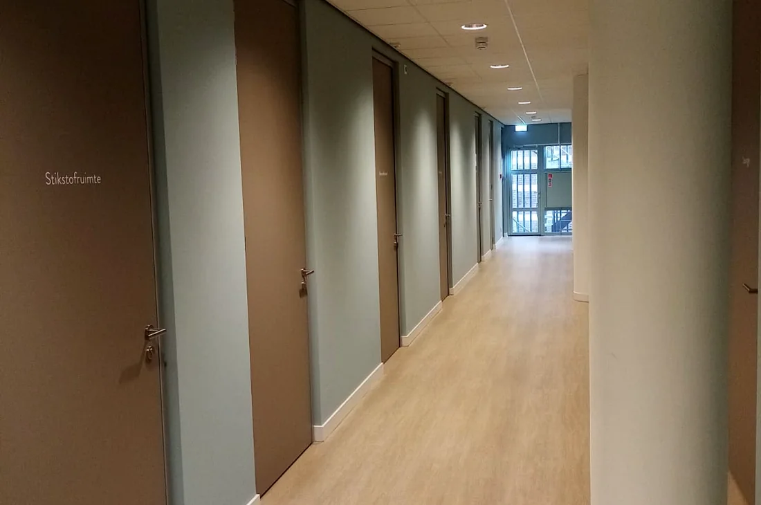 Verlichting in een afgewerkte gang