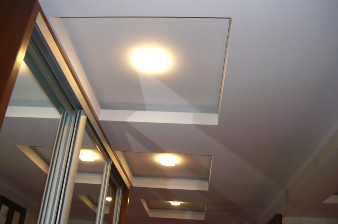 Indirecte LED-verlichting in een plafondrand