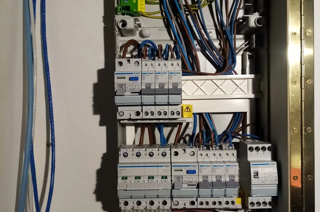 Groepenkast geopend tijdens installatie
