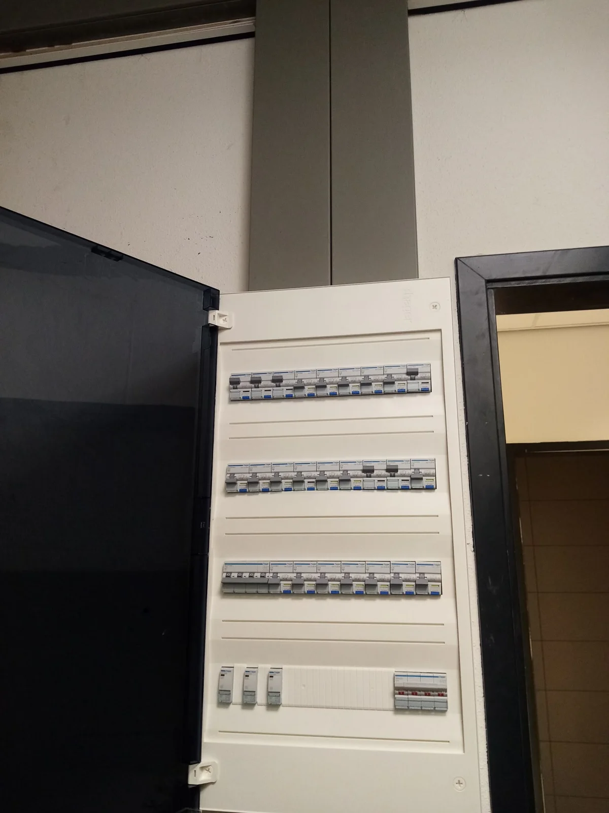 Verdeelinrichting met meerdere rijen installatieautomaten
