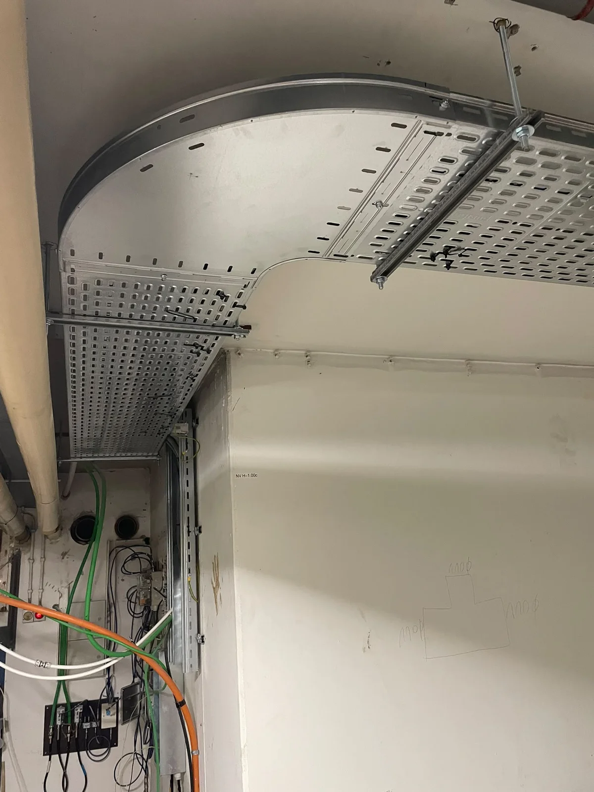 Kabelgoot met bekabeling en een uitgewerkte hoek