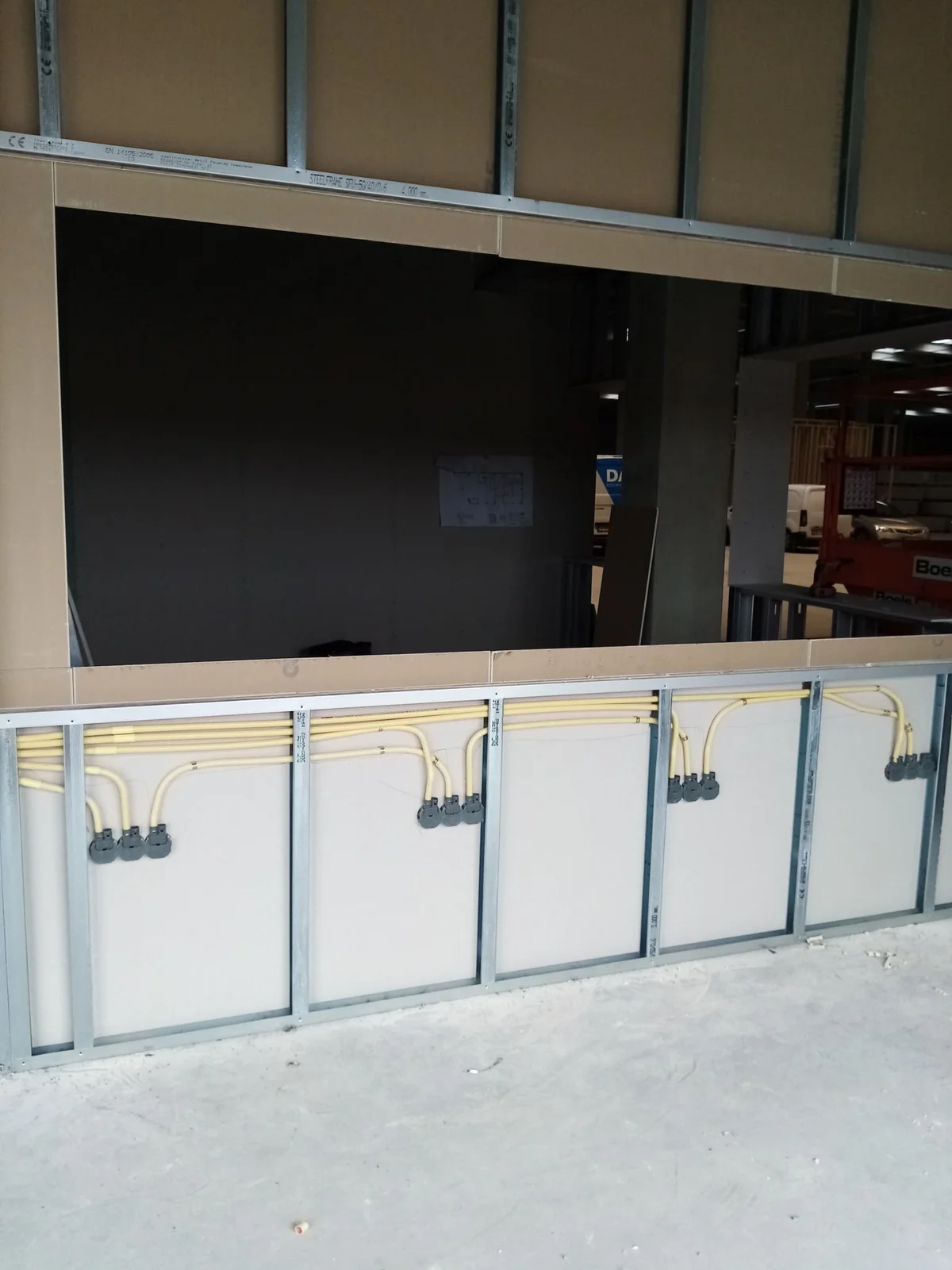 Inbouwdozen voorbereid voor elektra in een keukenrenovatie