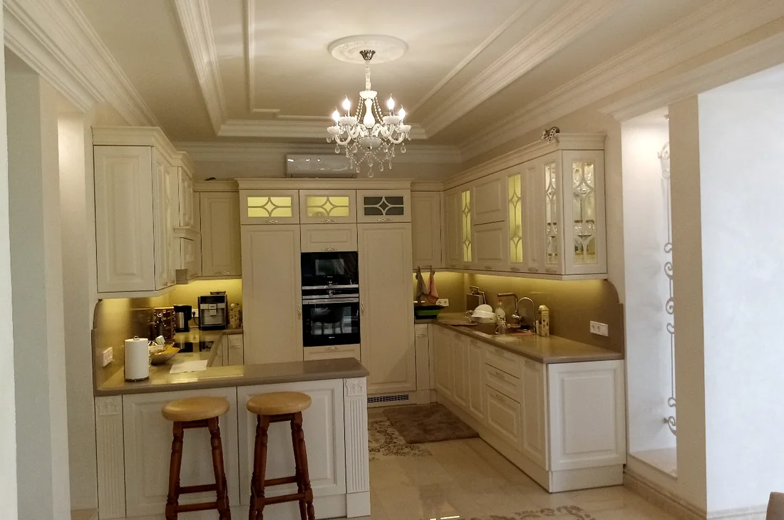 Keuken met plafondverlichting en verlichting onder de bovenkasten