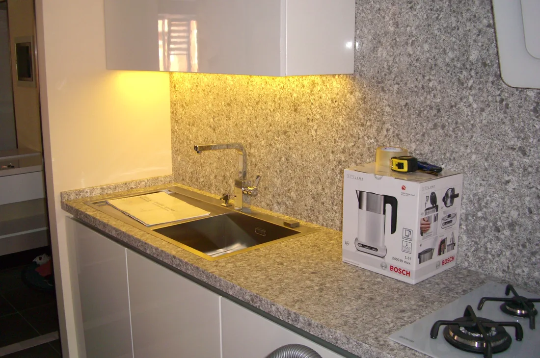 Verlichting onder de bovenkasten in een keuken