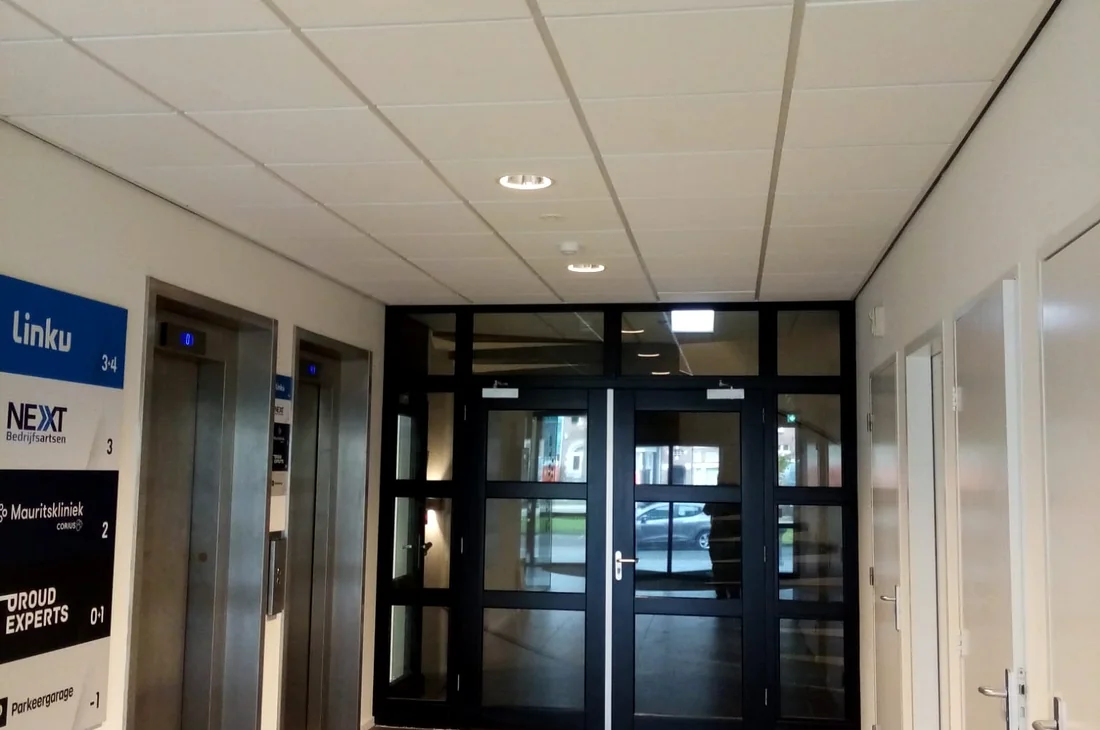 Plafondverlichting in een kantoorruimte