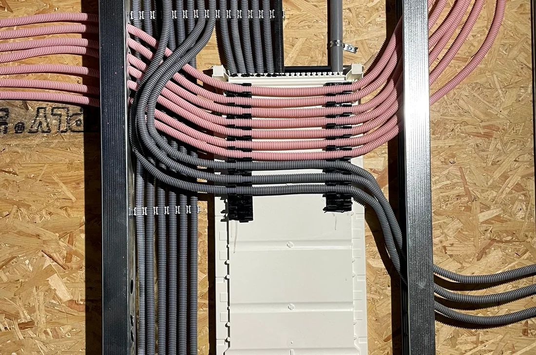 Bekabeling en aansluitingen in een elektrotechnisch paneel