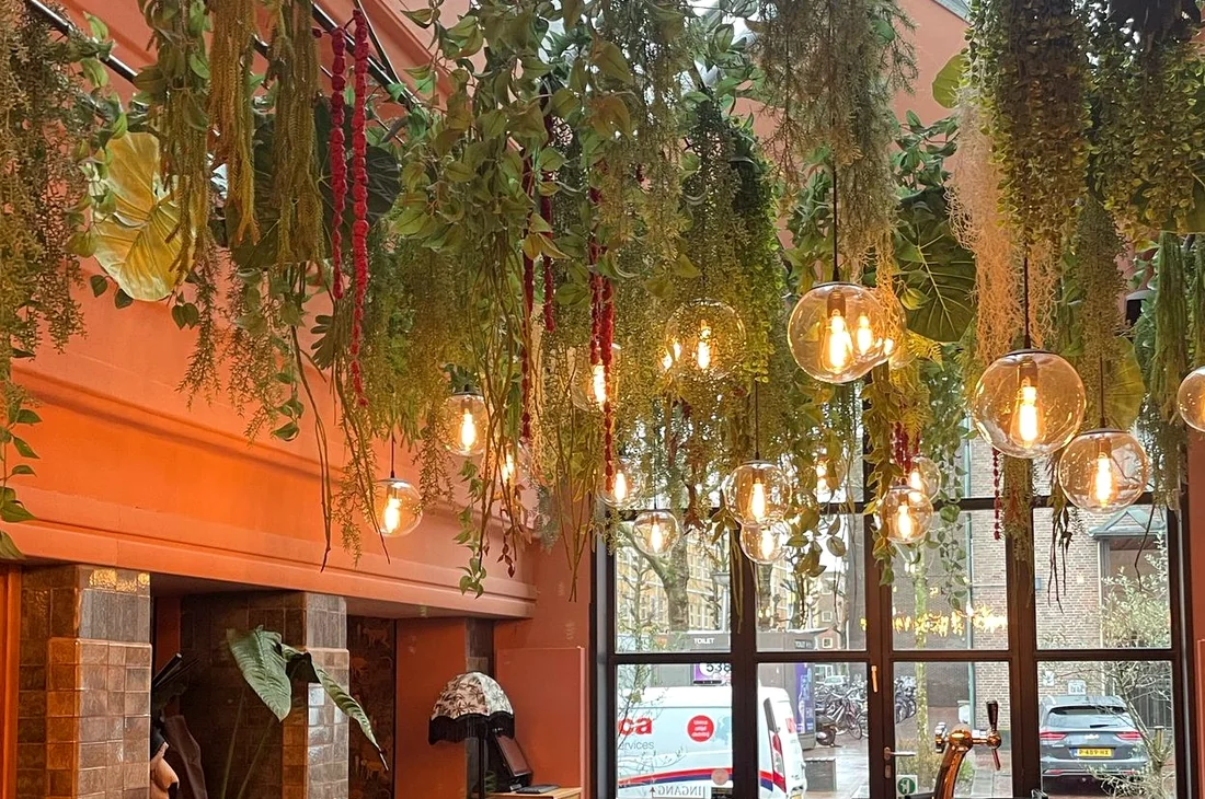 Hangverlichting in een horeca-interieur