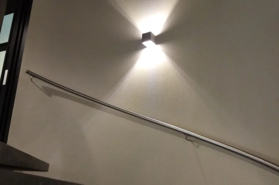 Wandverlichting langs een trap