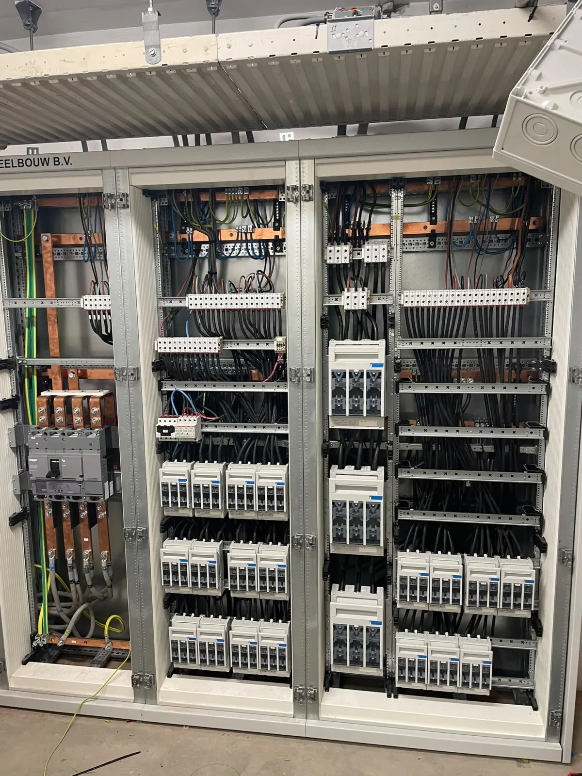 Utiliteitsverdeler in opbouw met bekabeling en componenten